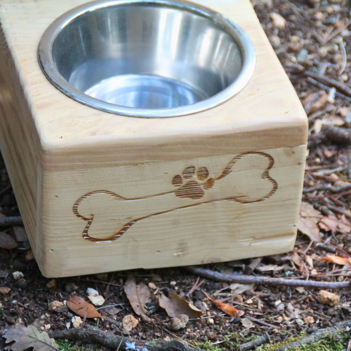Gamelle pour chien en bois recyclé gamelle inox et gravure os et patte de chien