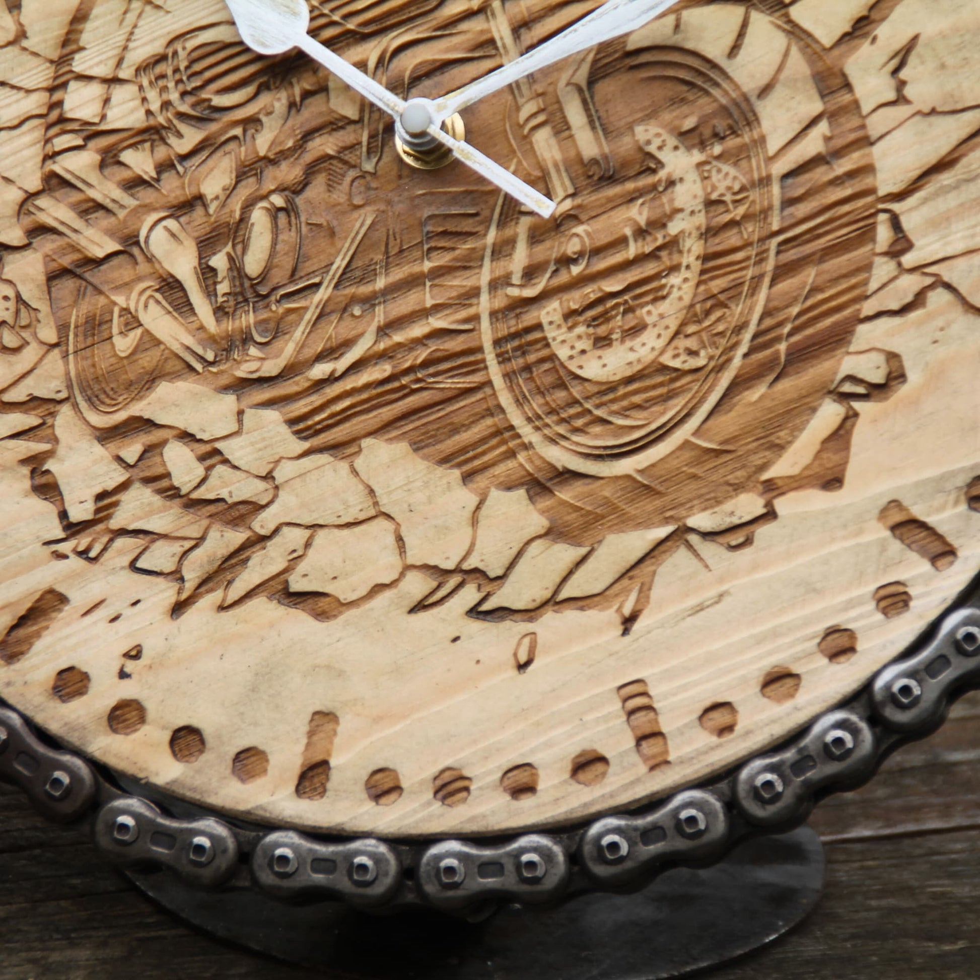 Détails sur la chaine de moto et la gravure de l'horloge en bois à poser