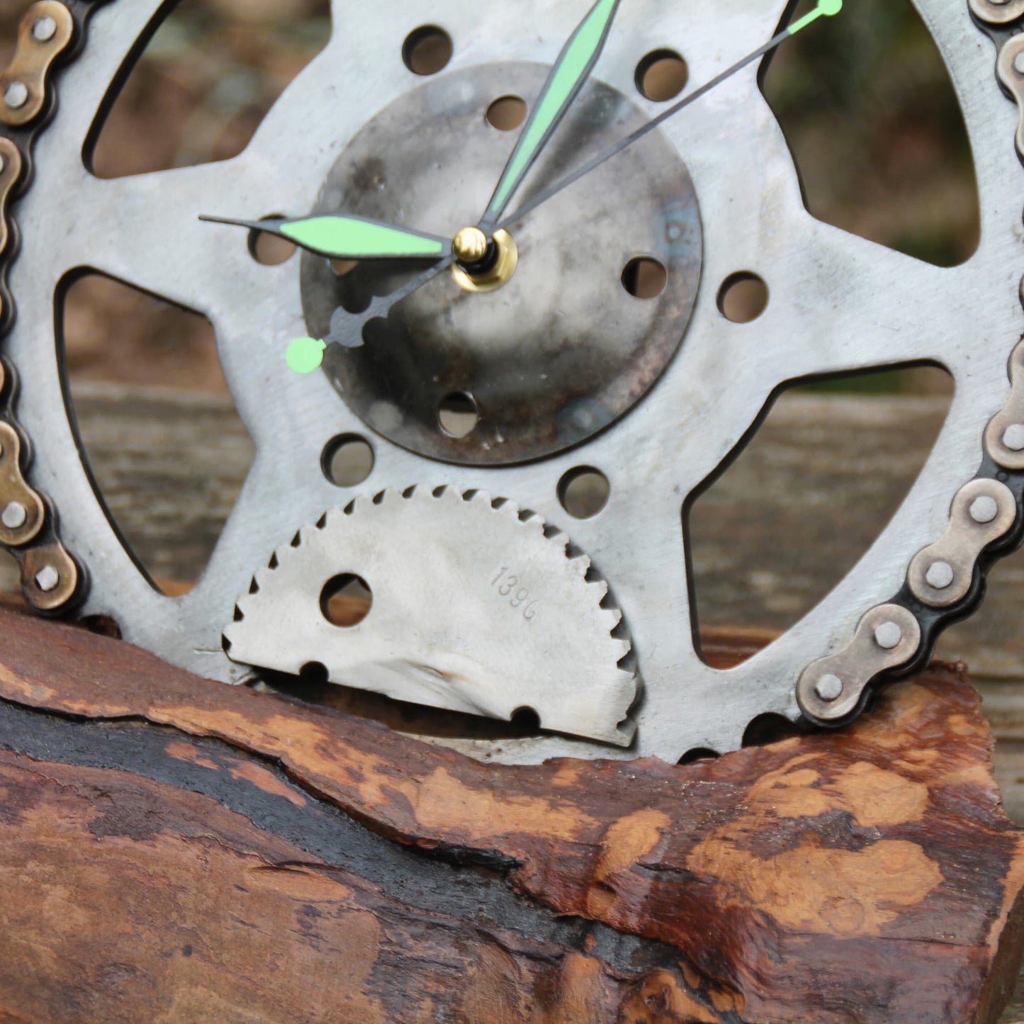 Détails de l'horloge artisanale à poser en bois fruitier avec disque et chaine de moto.