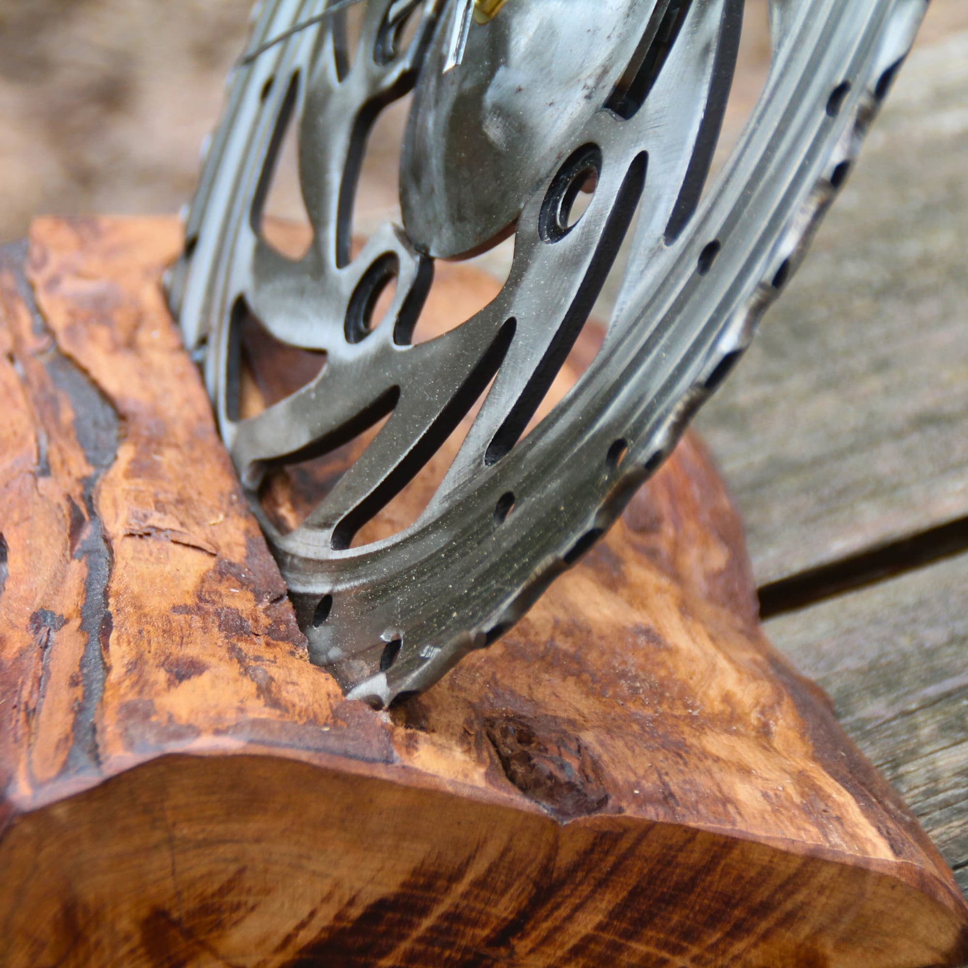 Details de l'horloge mécanique en bois et disque de frein moto.