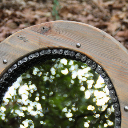 Details du bois brut, de la chaine de moto et des pieces mécaniques utilisées pour le miroir artisanal rond. 