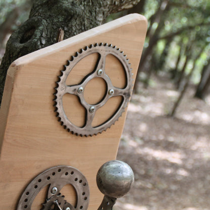 Détails du support de casque moto en bois pièces mécaniques et boule de pétanque recyclés.