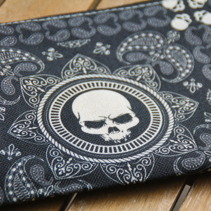 Zoom sur le tissu polyester effet lin de la pochette motarde noire et blanche