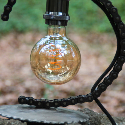 Détails de la lampe industrielle en chaine de moto authentique et métal.