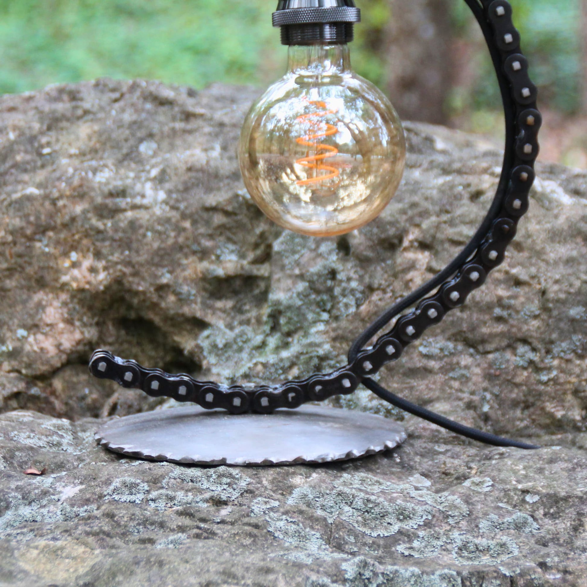 Socle de lampe en chaine de moto de 33cm de hauteur