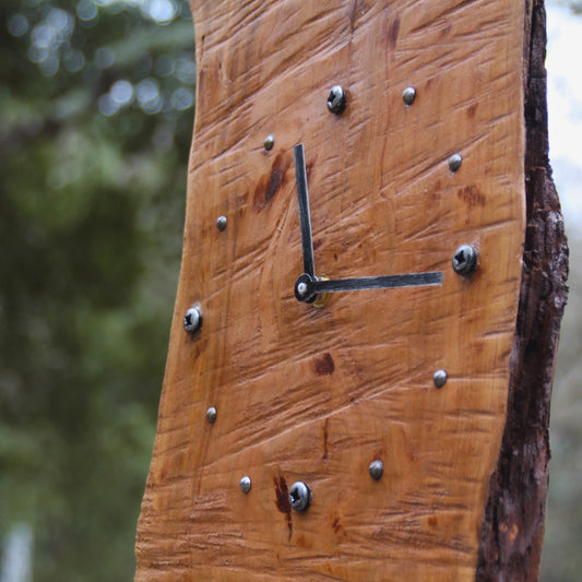 Détail sur les aiguilles et les vis indiquant les heures sur l'horloge en bois fruitier