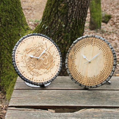 Duo d'horloges à poser en bois et chaine de moto. Gravures motos ou pneu.