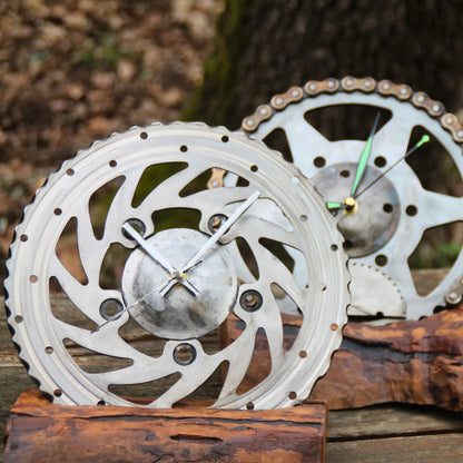 Duo d'horloges artisanales en bois fruitier et pièces mécaniques moto.