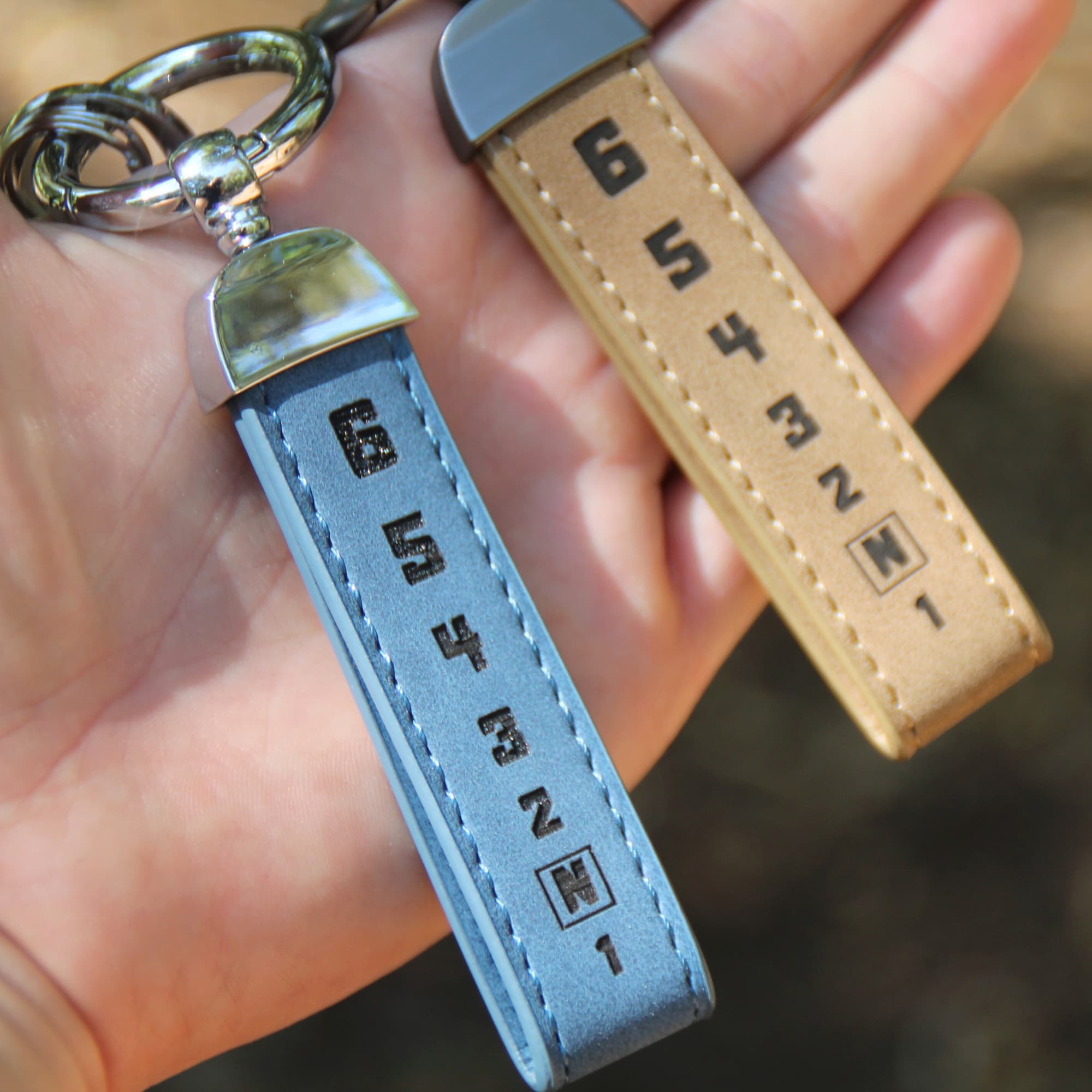 Portes clés en simili cuir gravés du 1N23456, symbolisant les vitesses sur une moto. Idée cadeau originale pour passionnés de moto. 