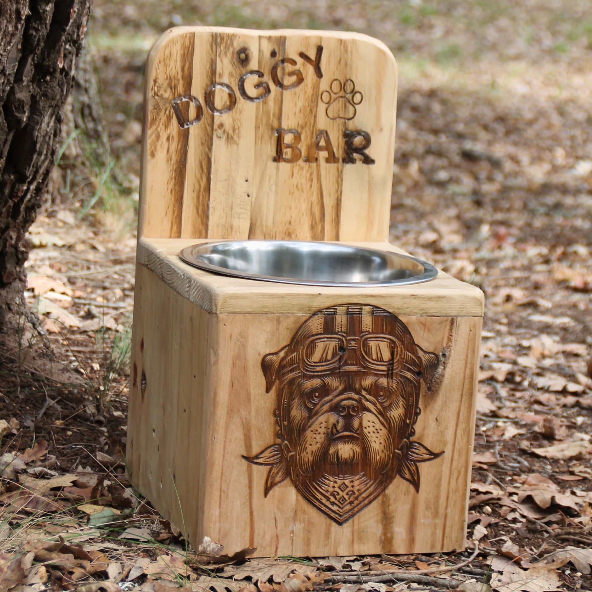 Dog Bar en bois recyclé au format XXL, stable et robuste, idéal comme gamelle chien surélevée.