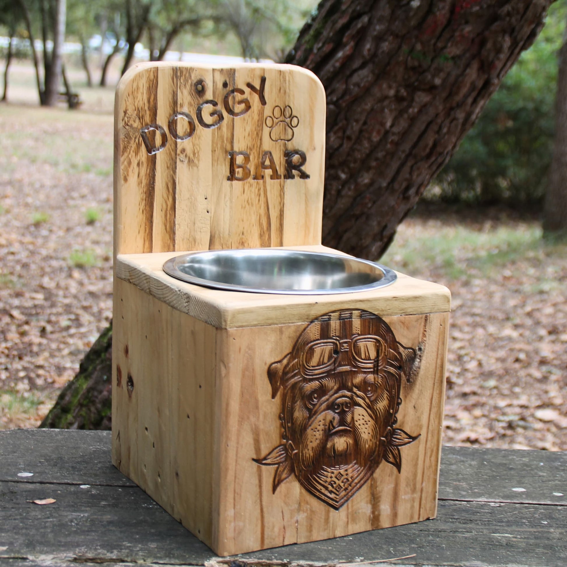 Dog Bar XXL en bois recyclé, support surélevé pour grand chien, gravure chien motard en façade.