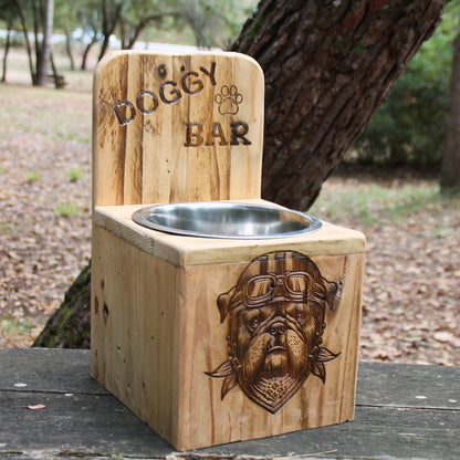 Dog Bar XXL en bois recyclé, support surélevé pour grand chien, gravure chien motard en façade.
