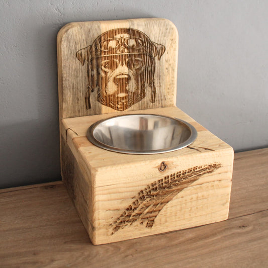 Doggy bar en, bois recyclé et gamelle inox. Gravure chien motard avec casque et lunettes.