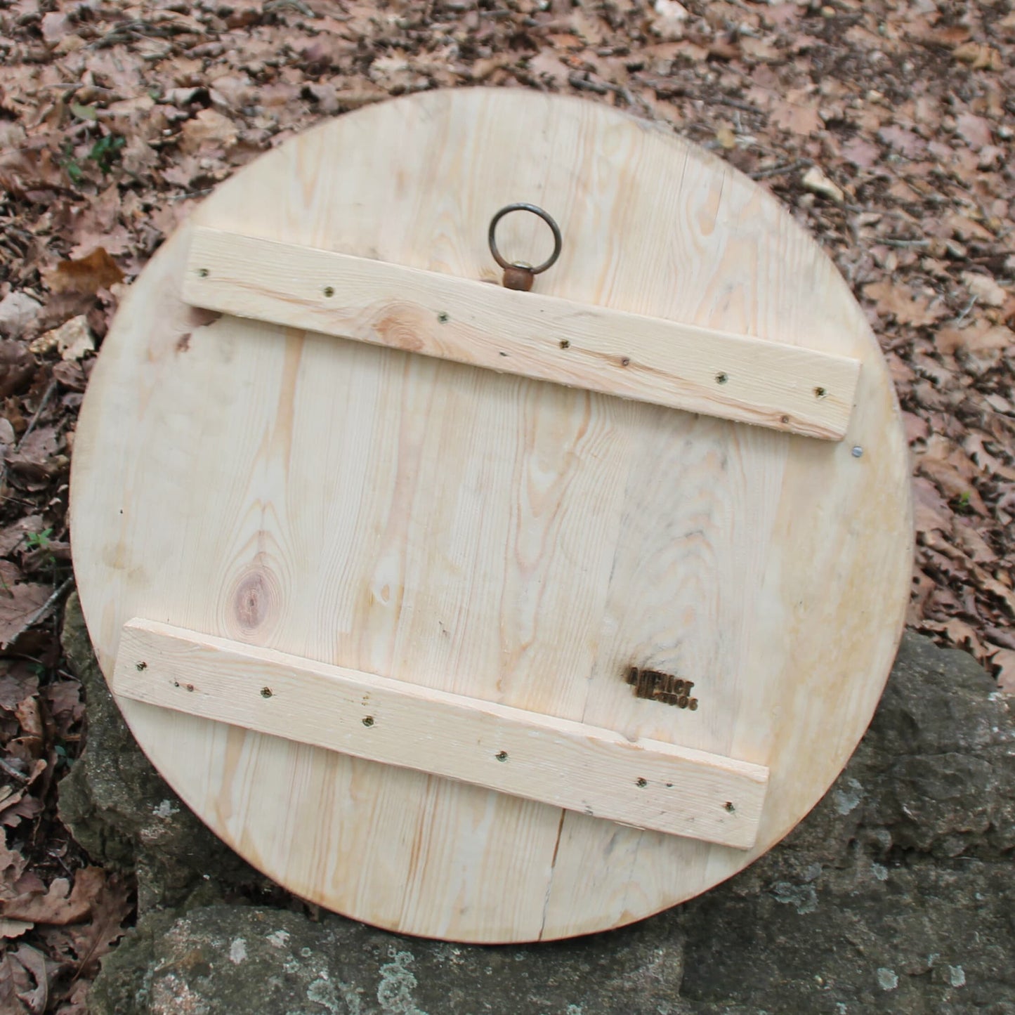 Dos de l'horloge en bois de récupération et chaine de moto authentique.