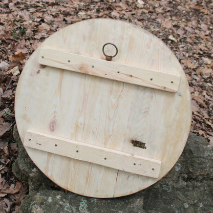 Dos de l'horloge en bois de récupération et chaine de moto authentique.