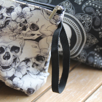 Zoom sur la dragonne de la pochette motarde crânes et fleurs