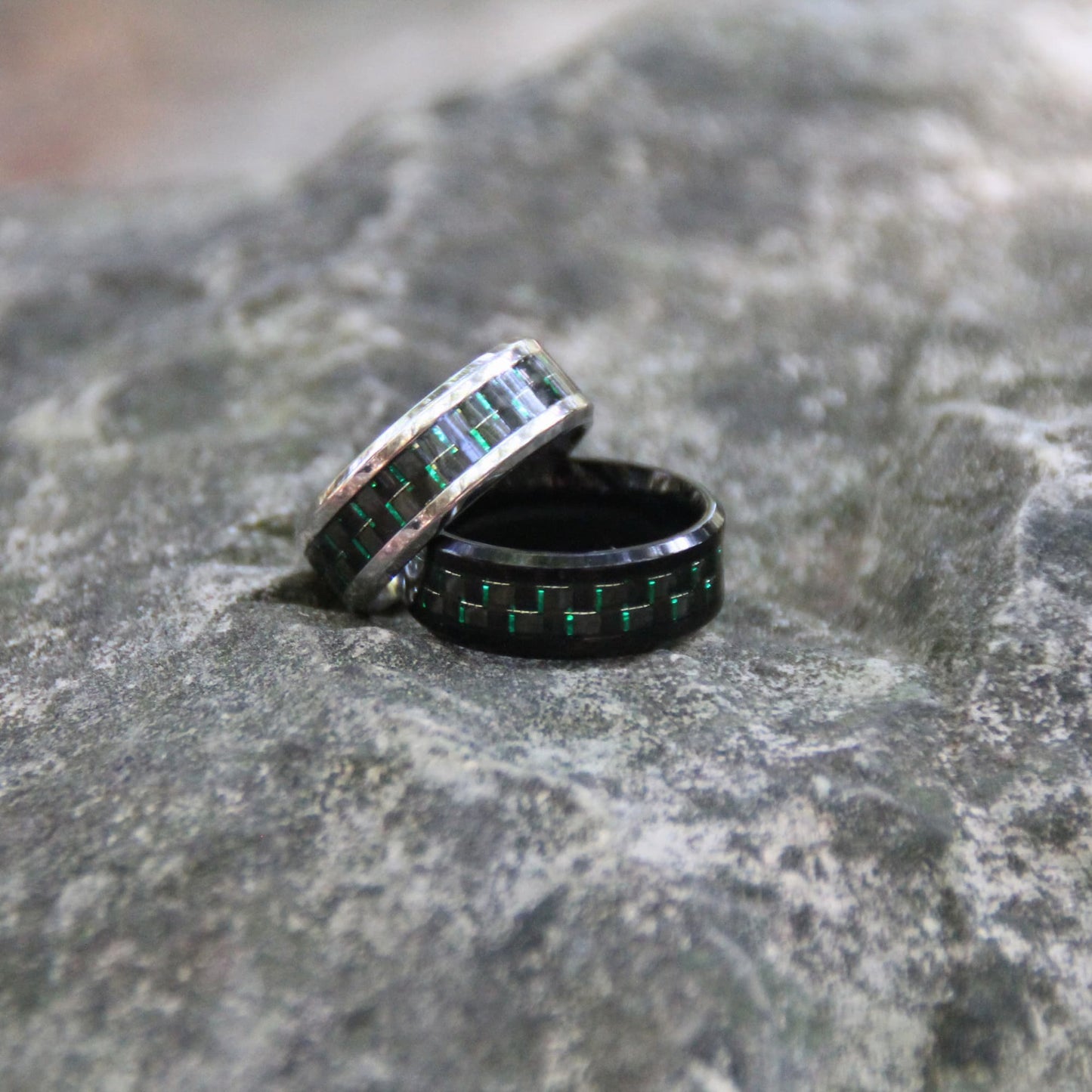 Duo de bagues en acier inox et fibre de carbone verte. 