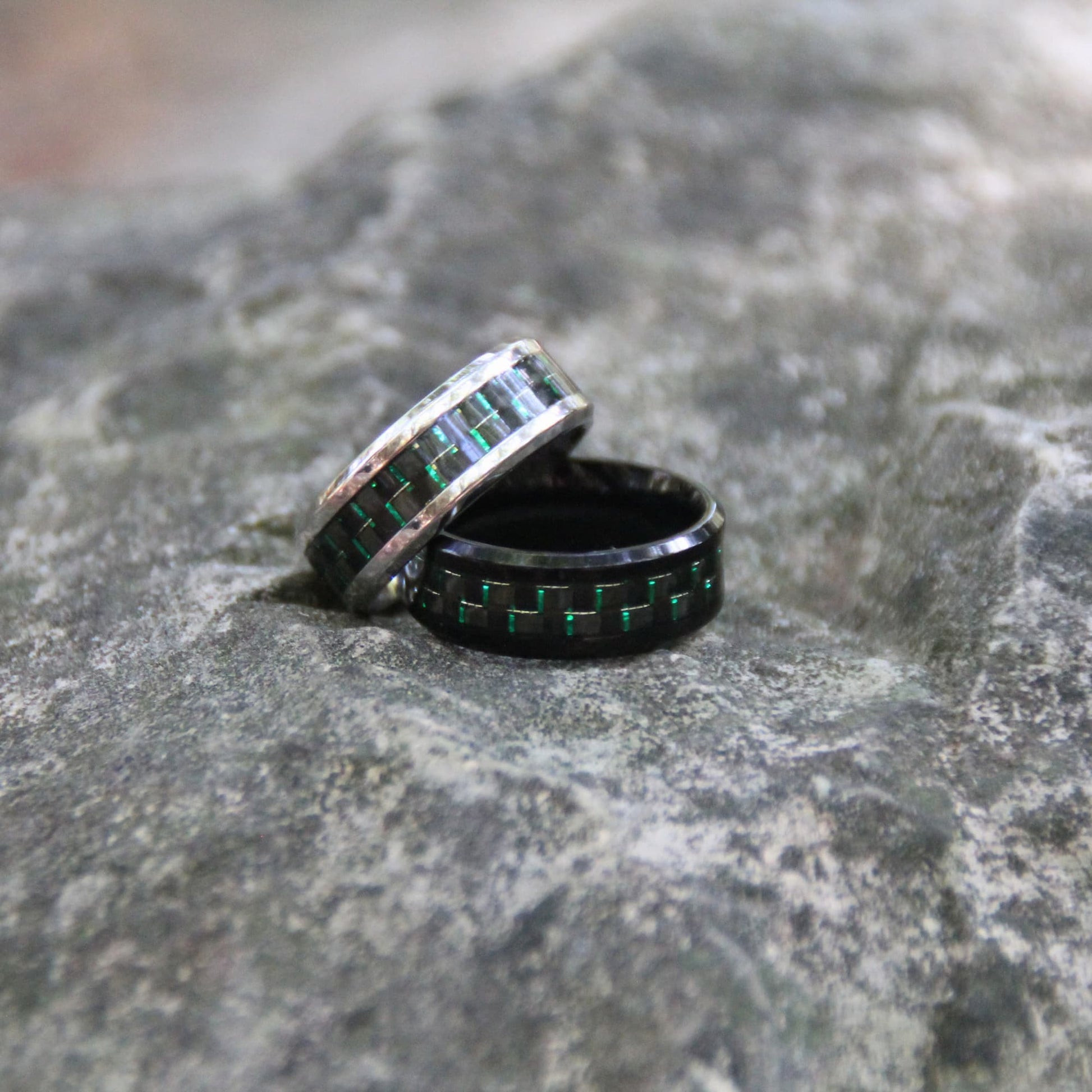 Duo de bagues en acier inox et fibre de carbone verte. 