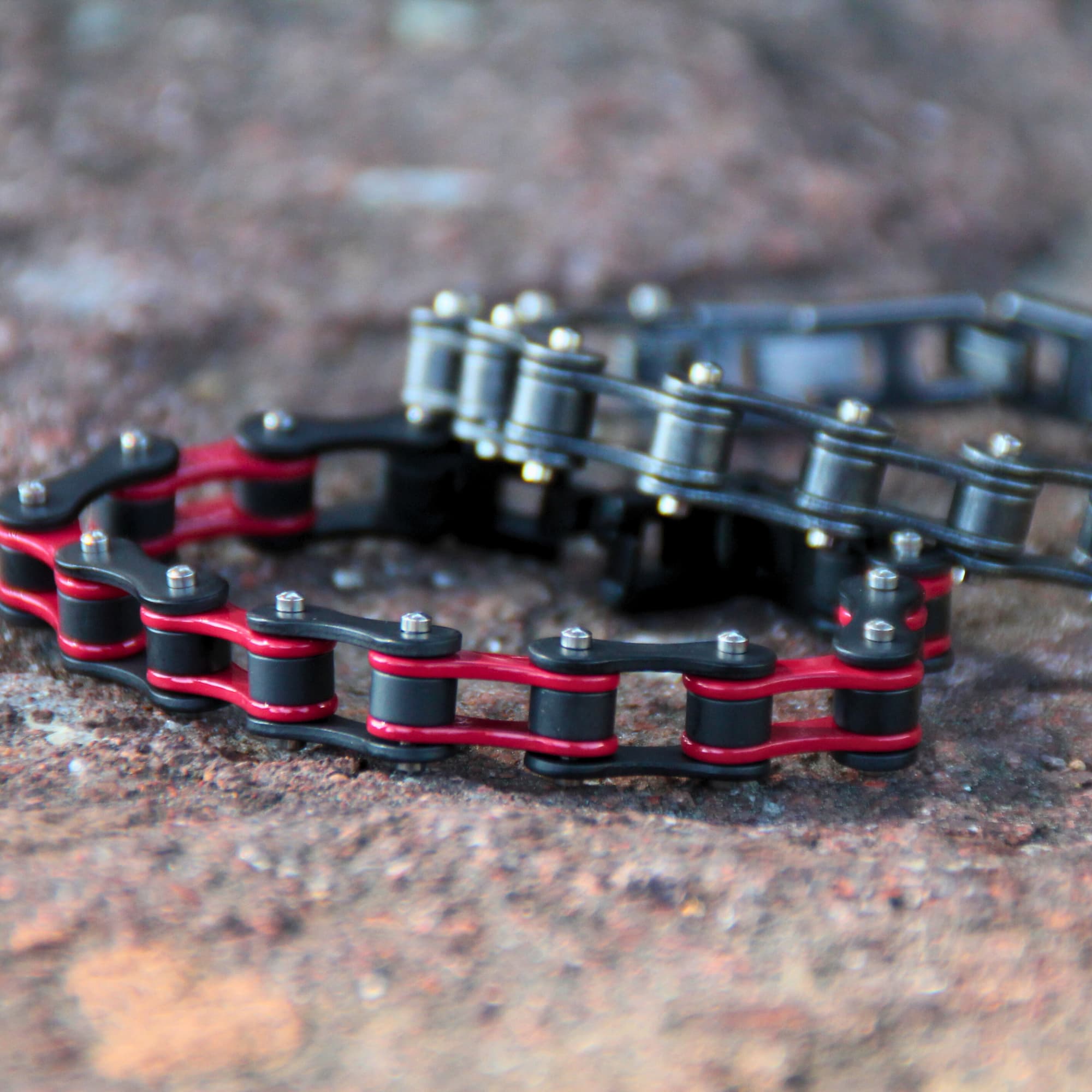 Duo de bracelets homme chaine de moto en acier inoxydable. L'un en acier mat, l'autre en rouge et noir mat. Combo parfait pour passionné de moto