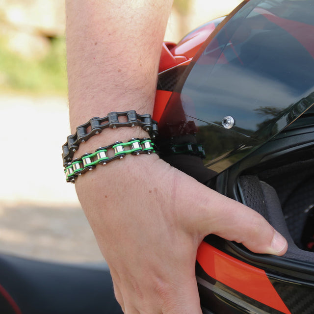 Duo de bracelets homme en acier inoxydable. L'un en vert et noir, l'autre en acier mat.