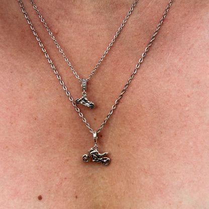 Deux colliers chaine acier et charm argent 925 avec moto sportive ou moto custom