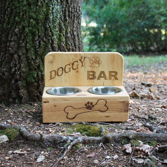 Gamelle double surélevée pour chien en bois recyclé et inox. Gravure Doggy Bar avec patte et os . Cadeau original pour amoureux des chiens