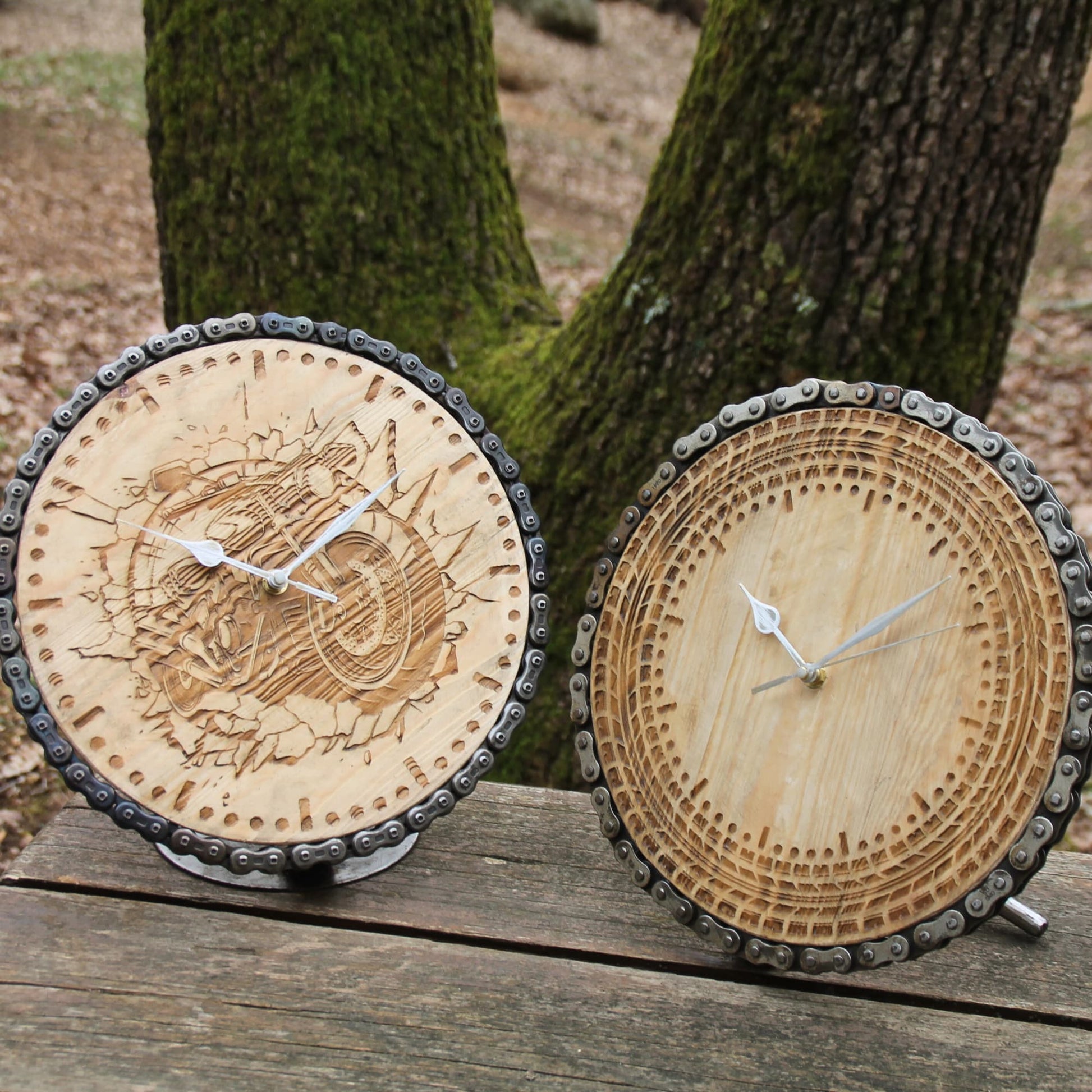 Duo d'horloges à poser en bois et chaine de moto recyclée. Gravures moto et traces de pneu. 