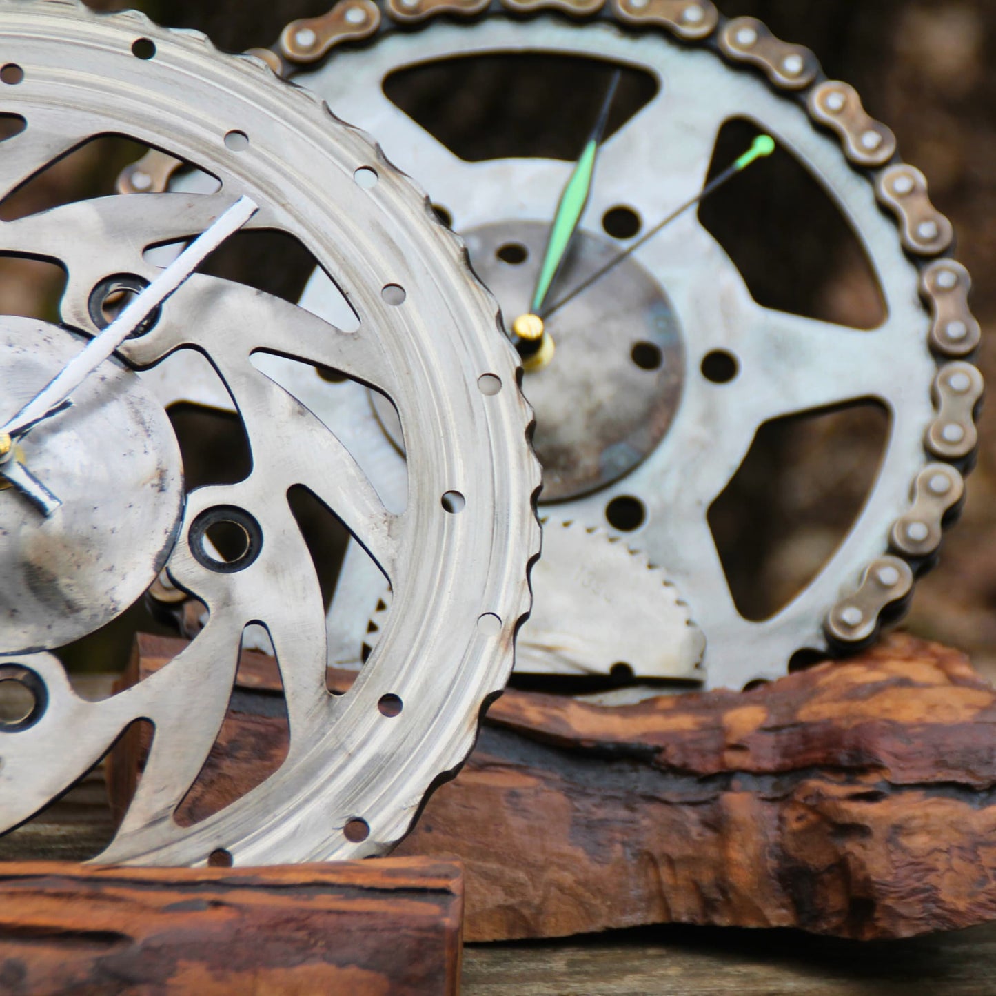 Duo d'horloge à poser en bois fruitier et pieces mécaniques moto.