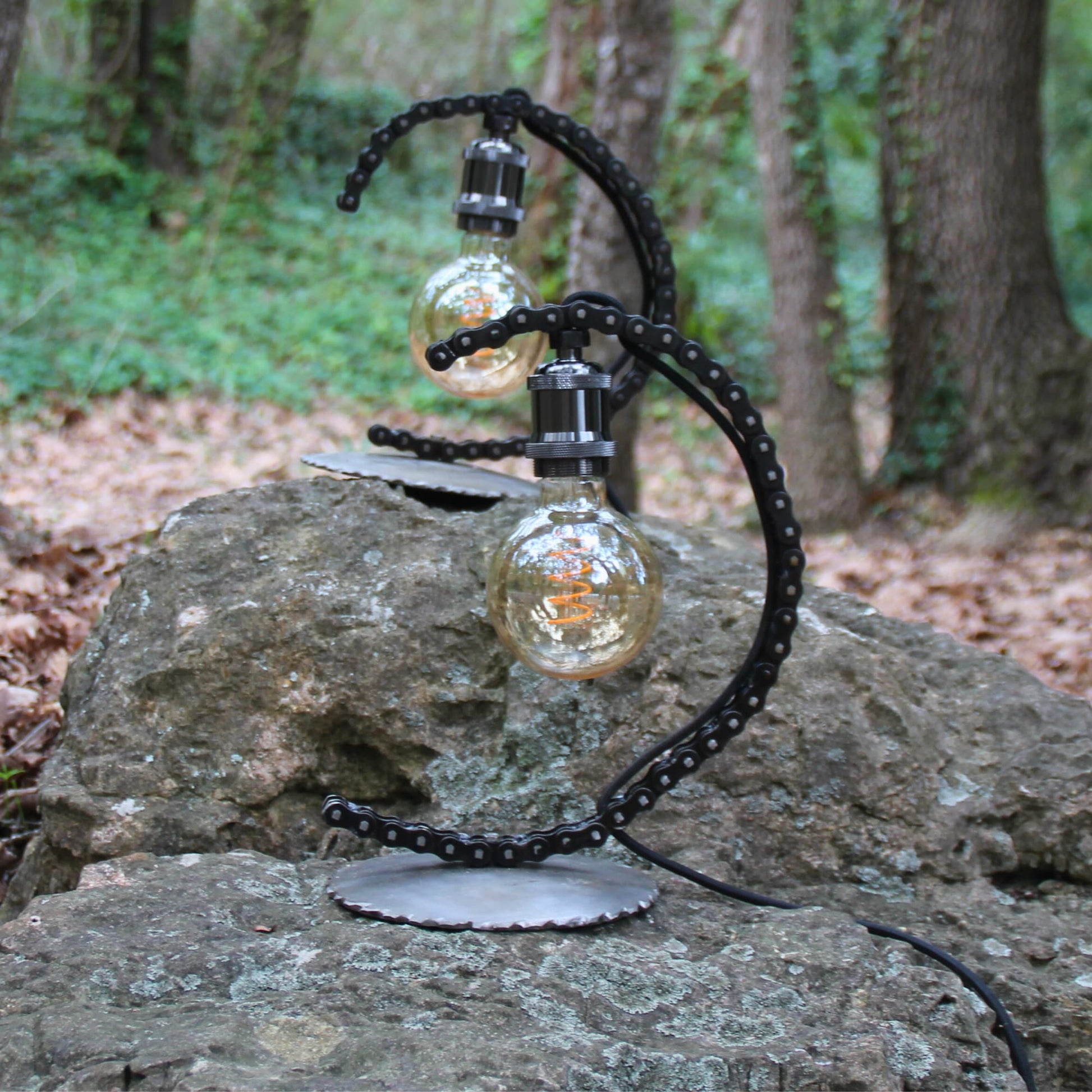 Belles lampes artisanales au style industrielle en véritable chaine de moto recyclées.