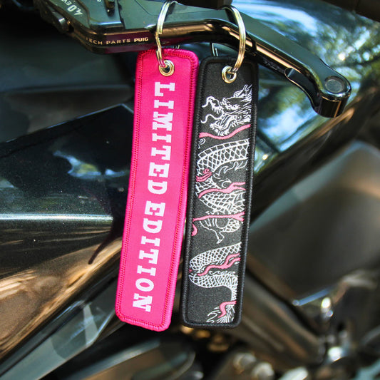 Duo de porte clés moto en tissu brodé. L'un Limited Edition, l'autre motif dragon japonais. 