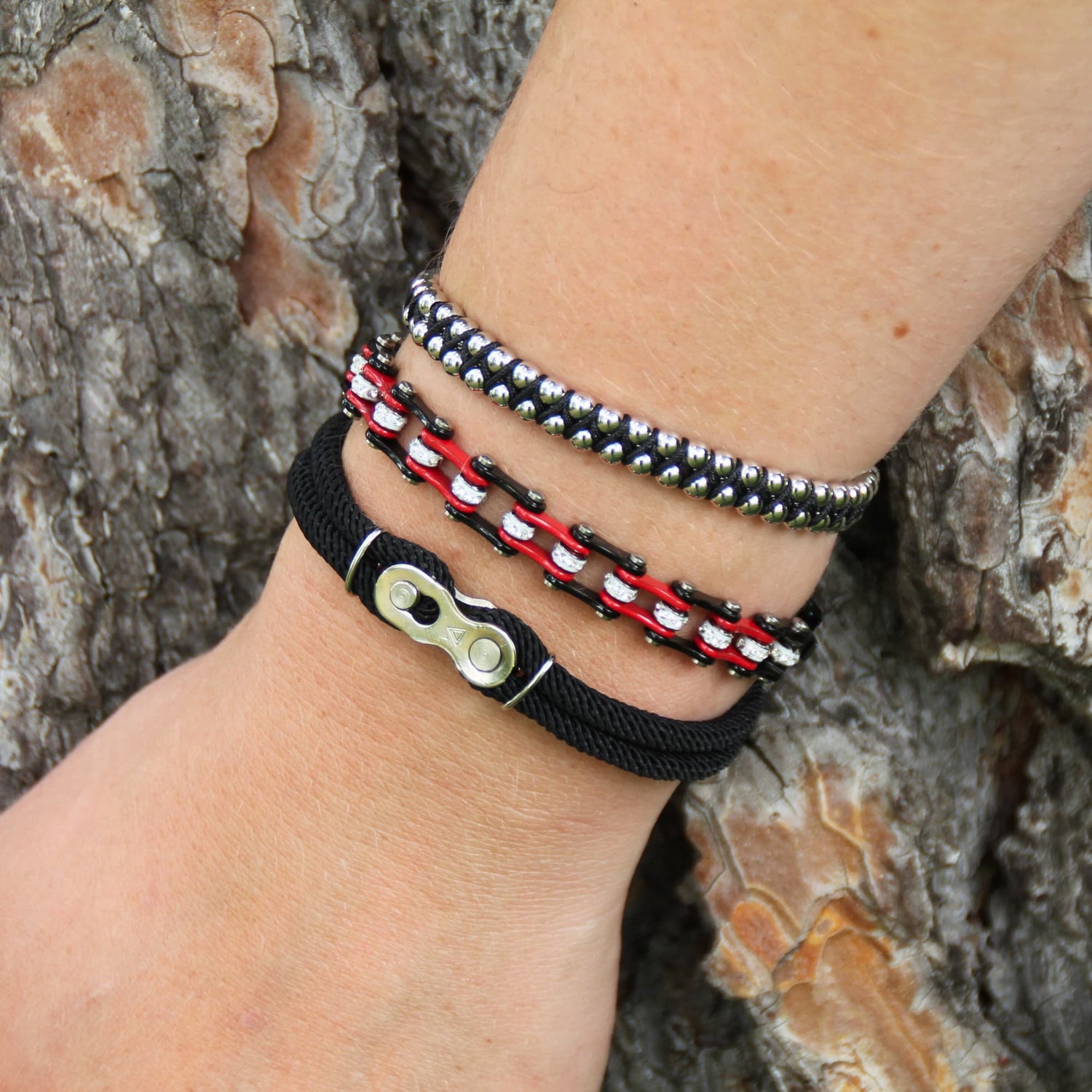 Ensemble de 3 bracelets Roadstrap rouges et noirs. Roulements à bille, chaine moto, maillon, des bijoux parfaits pour passionnée de moto 