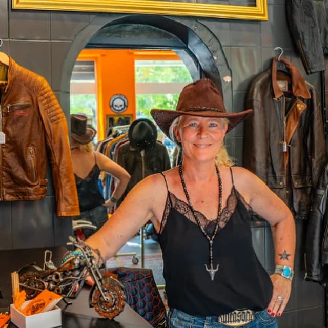 Estelle, propriétaire de la boutique New Look Biker Cannes