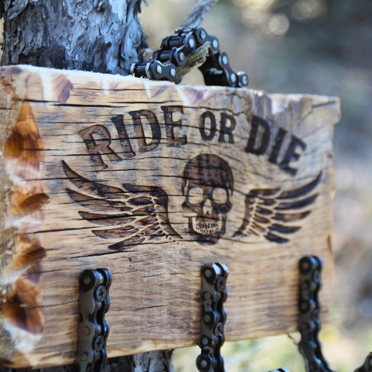 Porte-clé mural en bois gravé Ride or Die et crochets chaine de moto