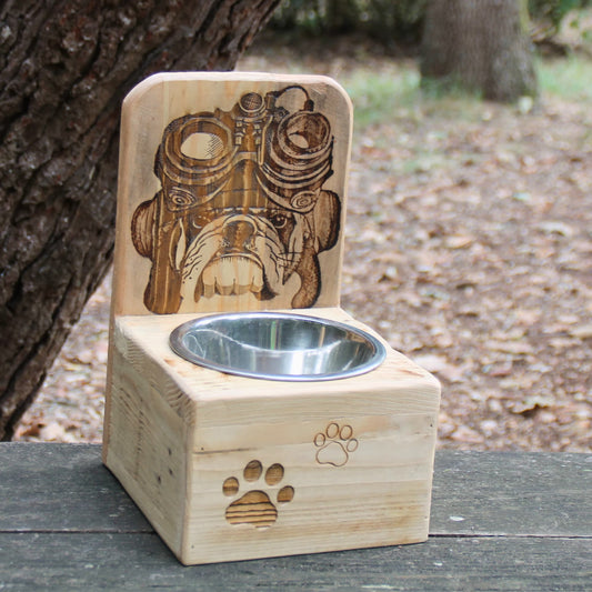Gamelle surélevée pour chien de race Bulldog, design unique et bois recyclé.