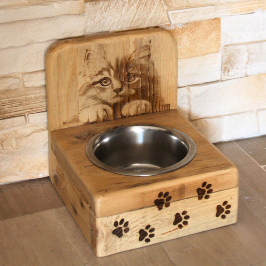 Gamelle inox pour chat intégrée dans un bar à chat en bois recyclé. Gravure chat à poils longs et pattes de chat. 