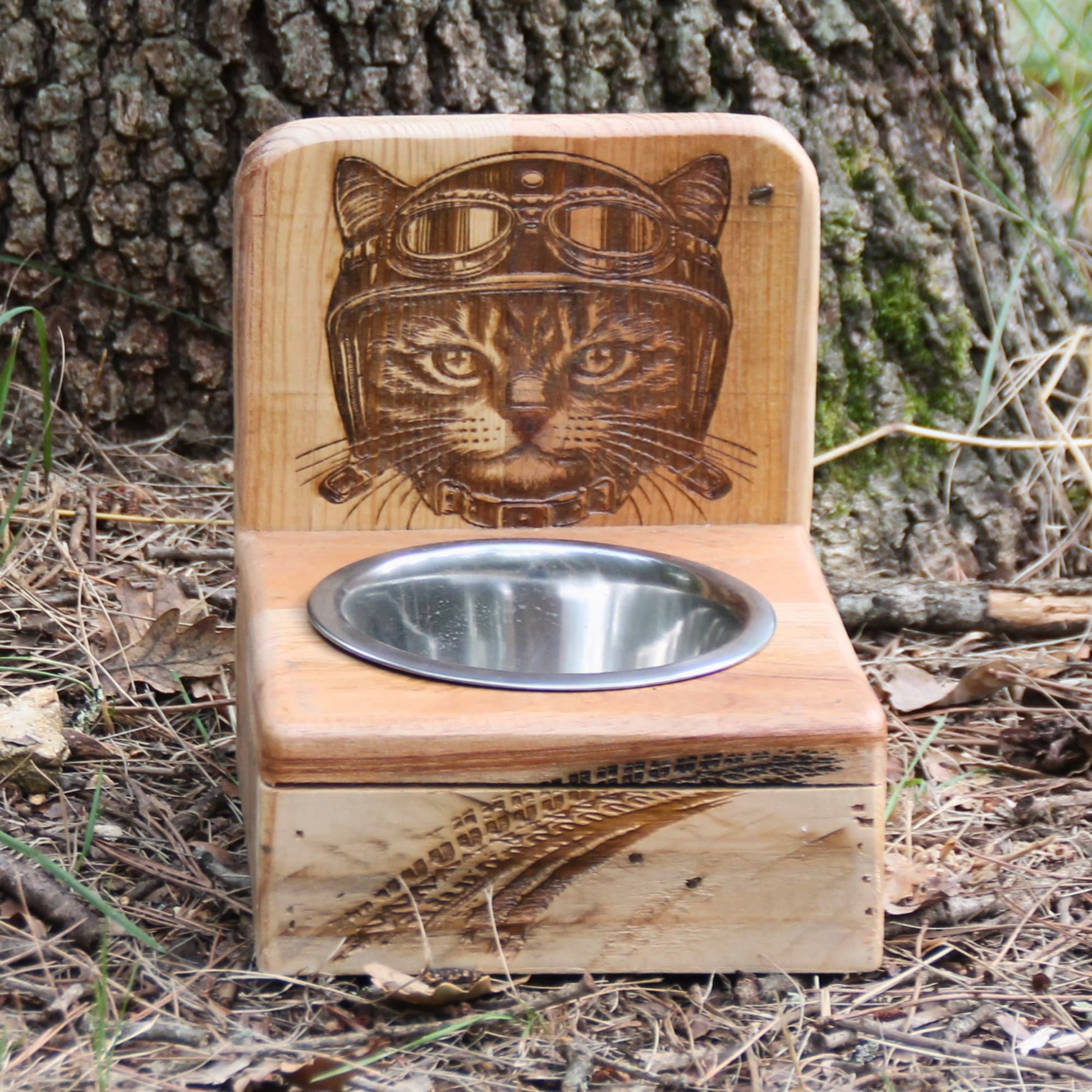 Gamelle pour chat en bois gravée d'un chat motard avec casque et collier