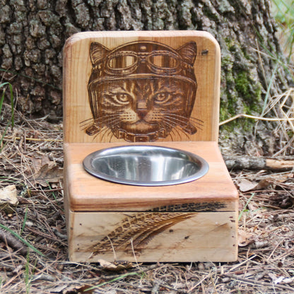 Gamelle pour chat en bois gravée d'un chat motard avec casque et collier
