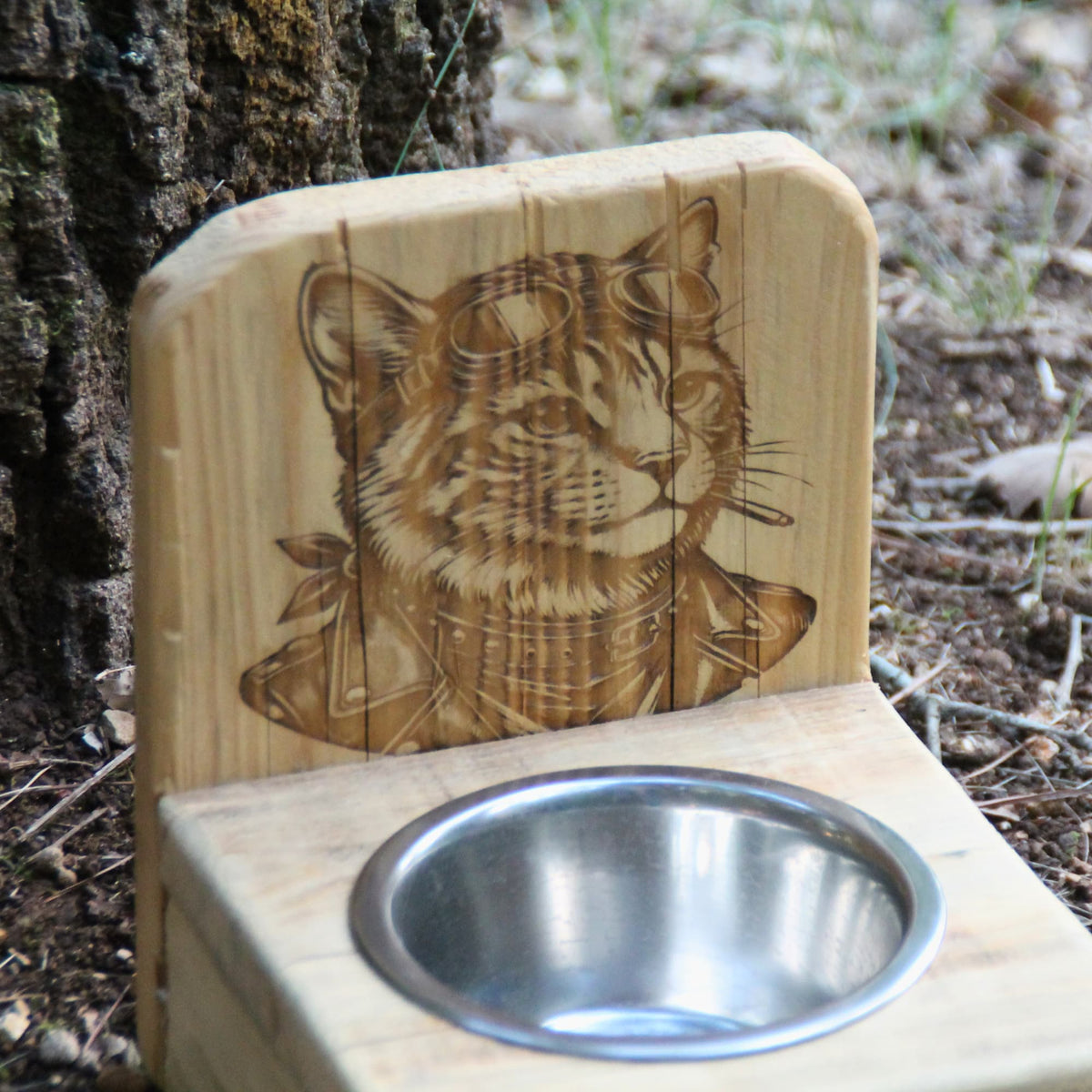 Zoom sur la gravure chat de la gamelle chat inox en bois de palette recyclé.