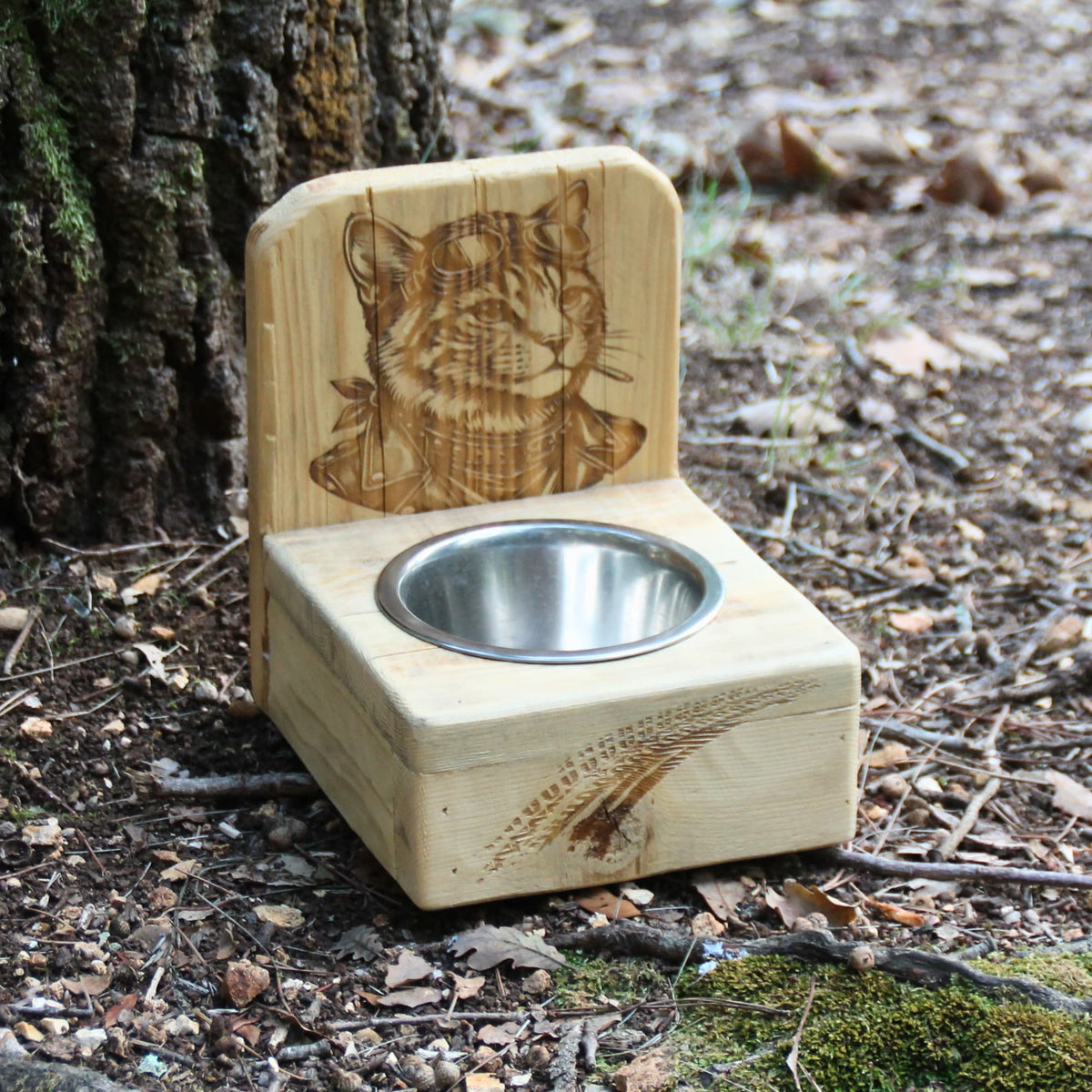 Support gamelle chat inox en bois de palette et gravure chat biker et trace de pneu.