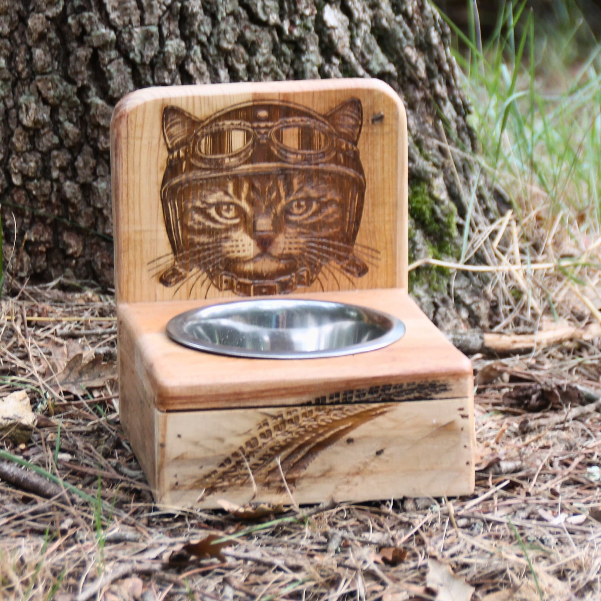 Gamelle faite main pour chat en bois gravé d'un chat motard avec casque et collier