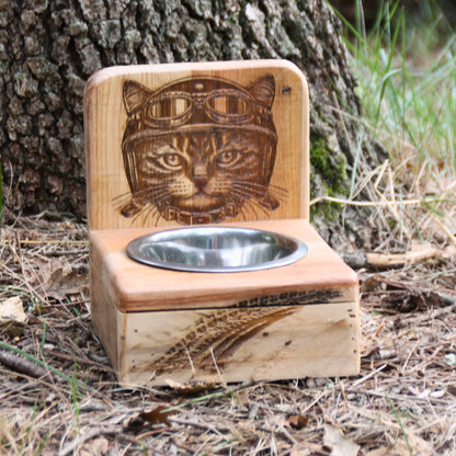 Gamelle faite main pour chat en bois gravé d'un chat motard avec casque et collier