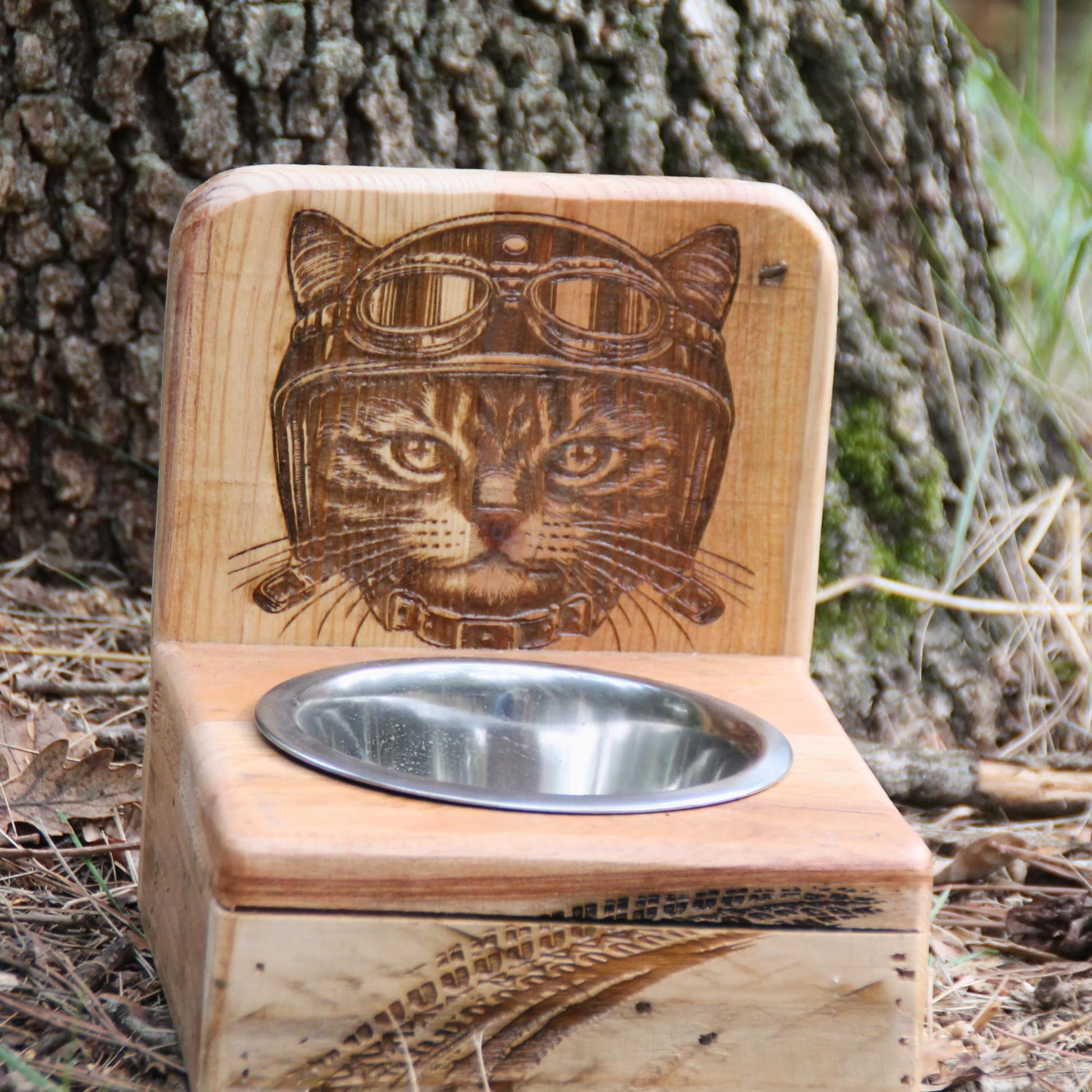 Gamelle artisanale pour chat en bois gravée d'un chat motard avec casque et collier
