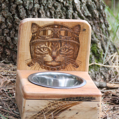 Gamelle artisanale pour chat en bois gravée d'un chat motard avec casque et collier
