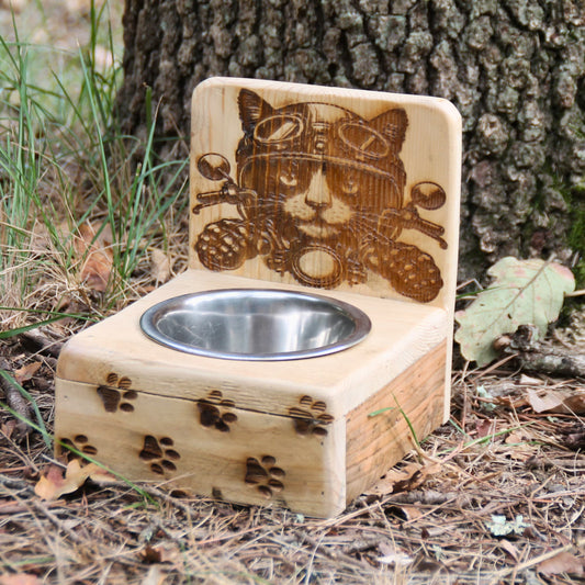 Gamelle pour chat en inox et base en bois artisanal. Gravure chat motard avec casque au guidon de sa moto. 