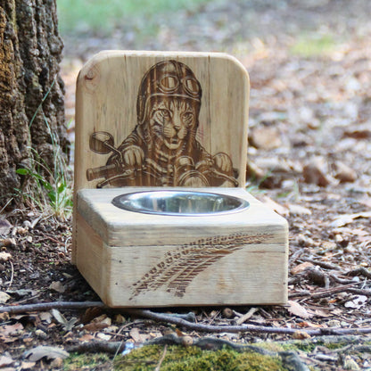 Support gamelle chat inox et bois  de palette recyclé avec gravure chat motard.