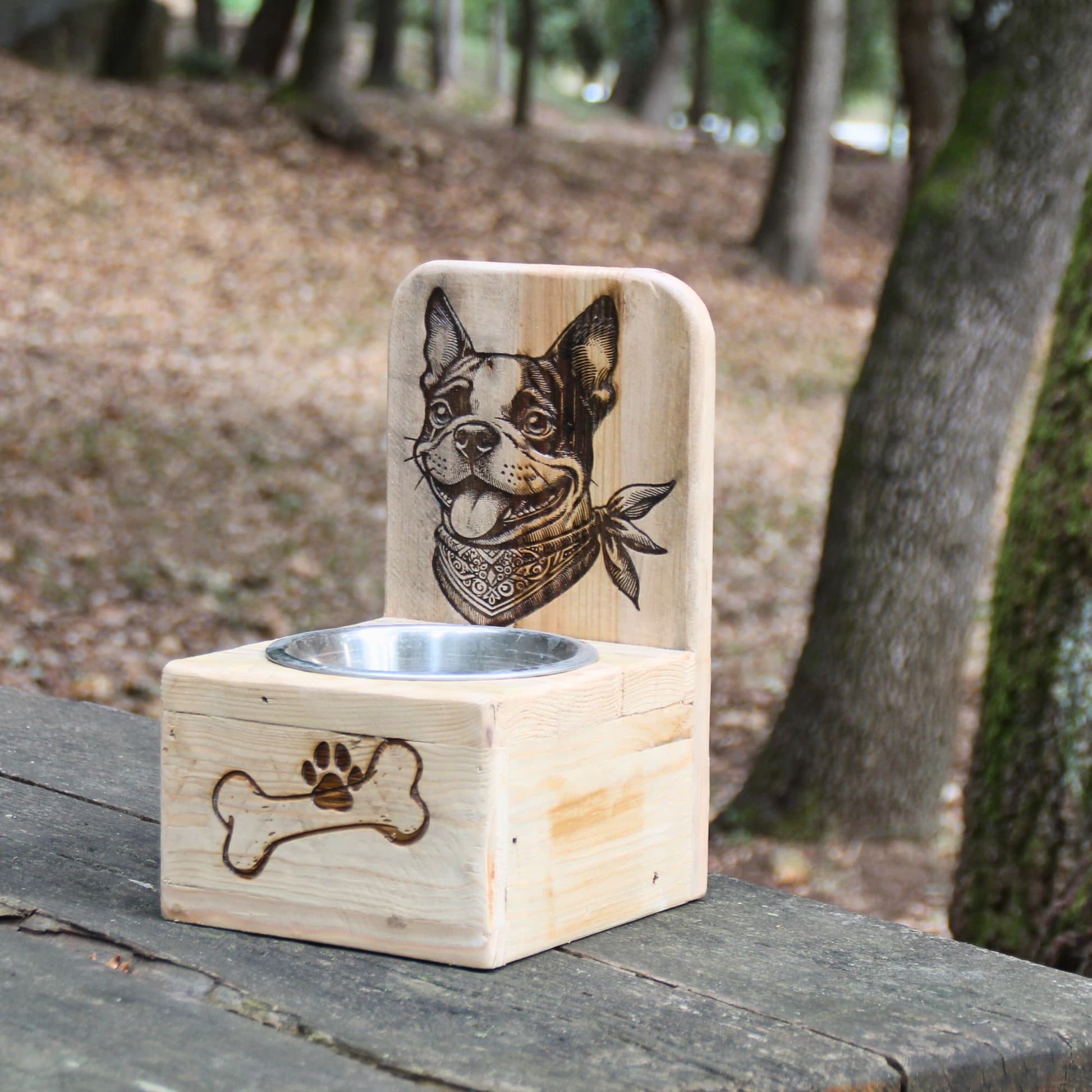 Vue d'ensemble du Dog Bar sur pied, montrant le support en bois et les gravures personnalisées pour chien.
