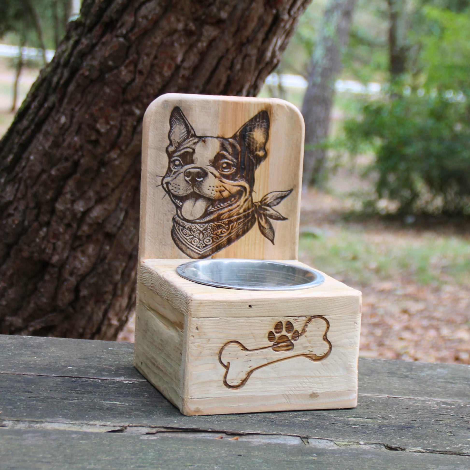 Dog Bar en bois recyclé avec gamelle inox surélevée, gravure tête de chien avec foulard.