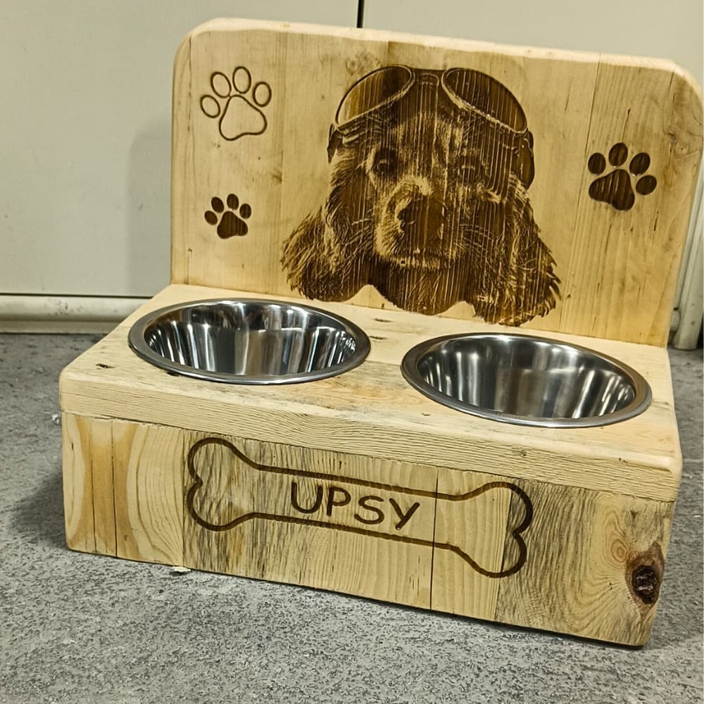 Personnalisation client d'une gamelle double pour chien en bois recyclé