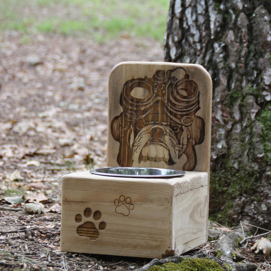 Dog Bar en bois recyclé avec gamelle inox surélevée, gravure tête de Bulldog motard (casque et lunettes).