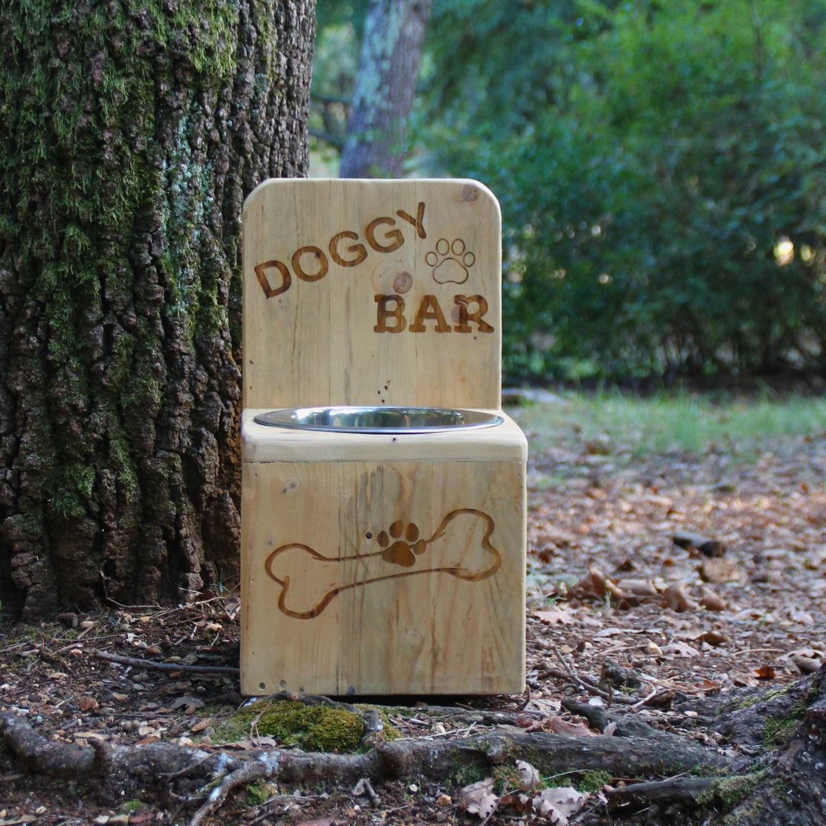 Support gamelle chien en bois recyclé et gravure Doggy Bar 